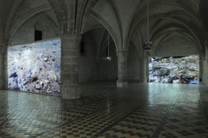 Si proche # 3, installation vidéo de Marcel Dinahet  dans la salle des religieuses de l'abbaye de Maubuisson © Conseil général du Val-d'Oise / Catherine Brossais